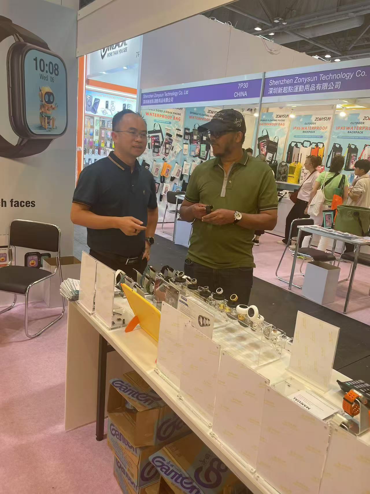 Visitor meeting at the Well Fitness exhibition booth